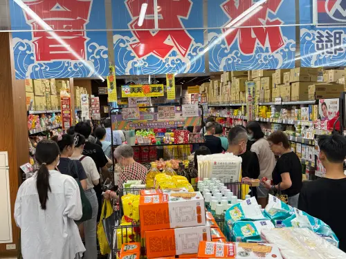 ▲「全聯苓雅林森店」的人潮相當多，可見等著結帳的排隊隊伍。（圖／記者葉盛耀攝）