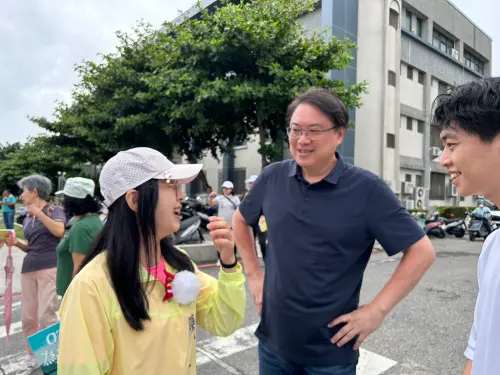 ▲林右昌與民進黨立委陳瑩交談。（圖／記者陳佩君攝，2025.07.05）