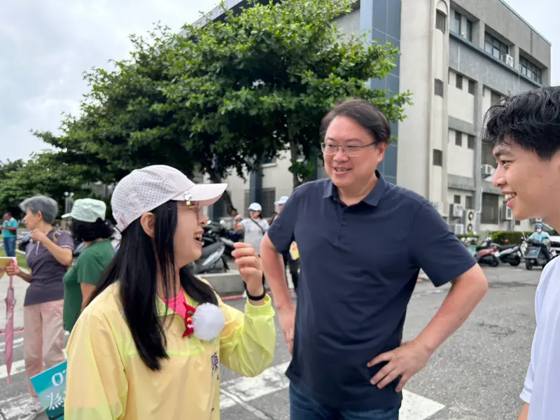 ▲林右昌與民進黨立委陳瑩交談。（圖／記者陳佩君攝，2025.07.05）