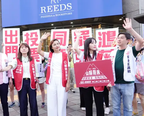 ▲罷免團體「山除薇害」昨（4）日傍晚於台北民權與松江路口舉辦路口宣講活動。（圖／謝硯宇攝影）