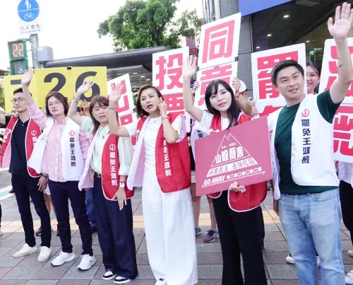 ▲活動現場氣氛熱絡，也有其他支持罷免行動的民眾加入聲援。（圖／）