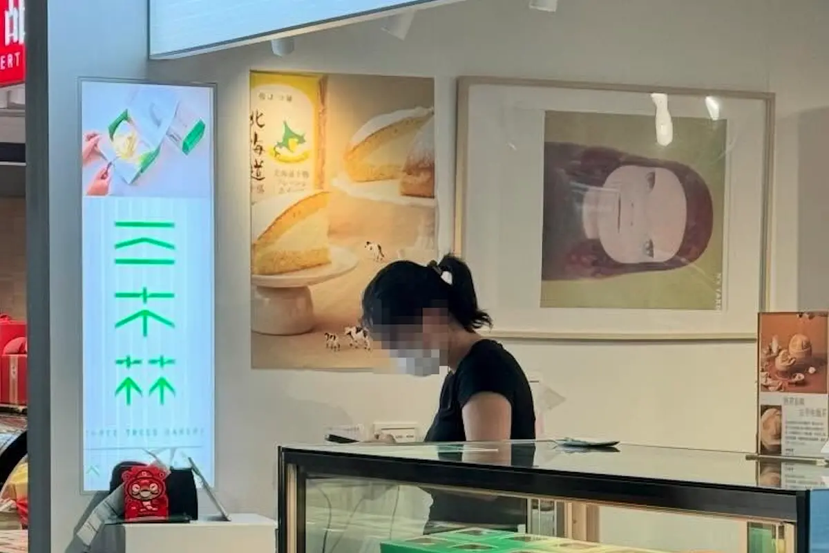 ▲日本當代藝術大師奈良美智近期悄悄現身台灣，不僅前往金瓜石參加在台10年巡展計畫，還親自發文點名嘉義高鐵站一幅「被掛歪」的畫作。（圖／翻攝自Threads@michinara3）