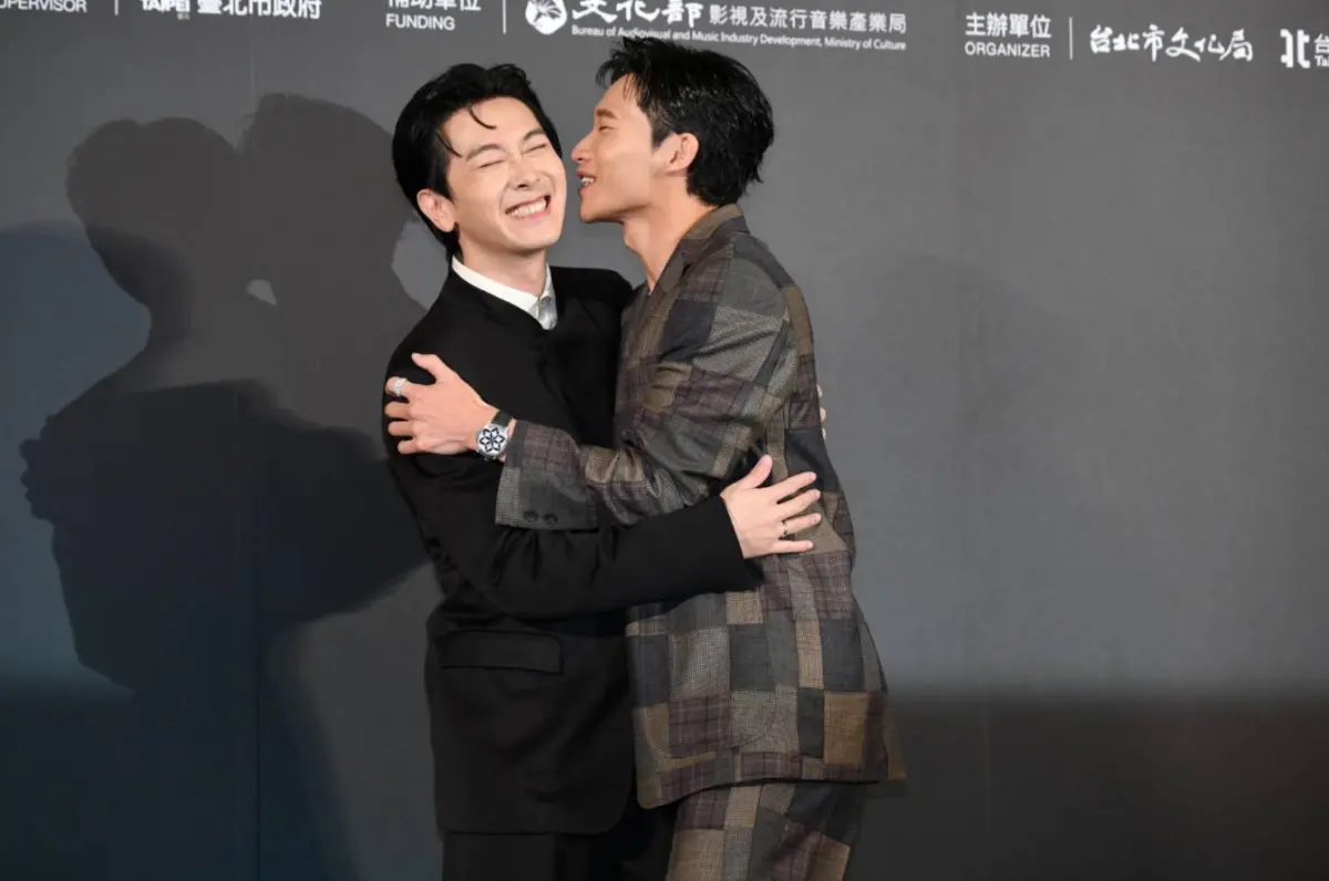 ▲施名帥（左）和黃冠智（右）在台北電影節頒獎典禮時，當眾再度展現《愛作歹》中的曖昧感情，當場吻了起來。黃冠智透露，有被施名帥的太太朱芷瑩先警告：「不要吃我老公豆腐。」（圖／記者林柏年攝）