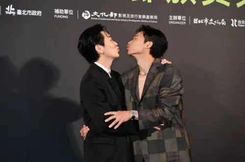 ▲施名帥(左)和黃冠智(右)當眾男男吻,製造台北電影節頒獎典禮的話題。(圖/記者林柏年攝) ▲施名帥(左)和黃冠智(右)當眾男男吻,製造台北電影節頒獎典禮的話題。(圖/記者林柏年攝)