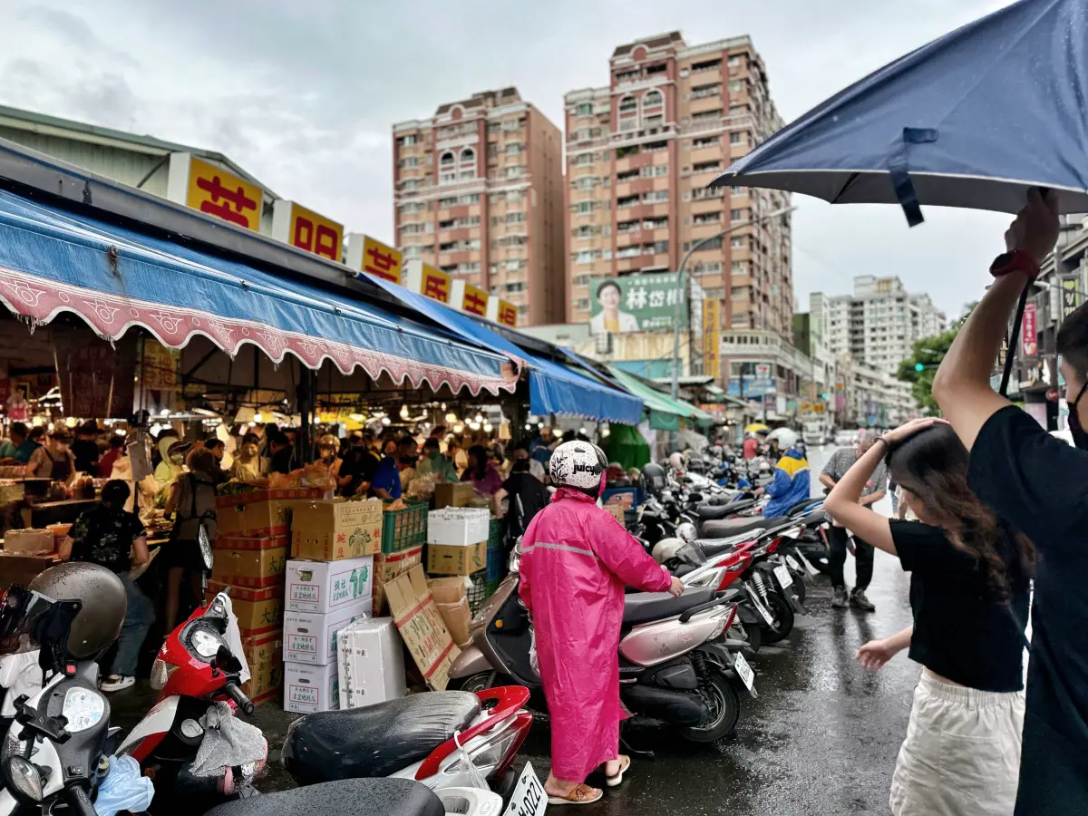 ▲丹娜絲颱風來勢洶洶，今（5）日高雄在傍晚約莫4點時下與，澆不息高雄人想要買菜囤貨的熱血，紛紛騎機車穿雨衣，來到英明黃昏市場，現場擠爆。（圖／記者葉盛耀攝）