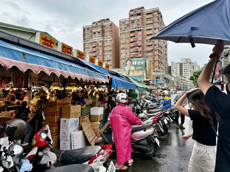 ▲丹娜絲颱風來勢洶洶，今（5）日高雄在傍晚約莫4點時下與，澆不息高雄人想要買菜囤貨的熱血，紛紛騎機車穿雨衣，來到英明黃昏市場，現場擠爆。（圖／記者葉盛耀攝）