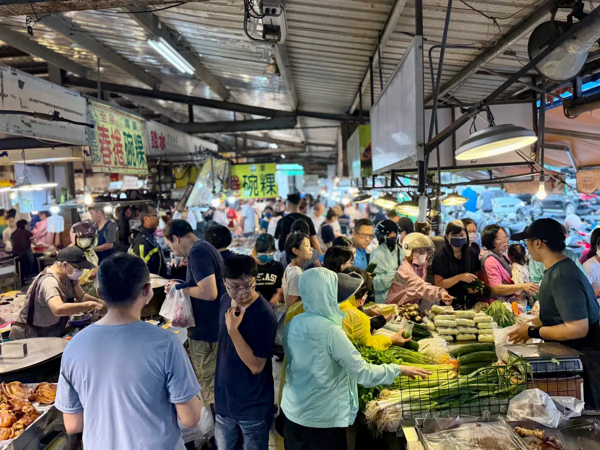 ▲薇帕颱風來了，先前因丹娜絲颱風飆漲的菜價還沒回落，菜市場香菜一斤賣到340元。菜販公開現在買最划算的葉菜是高麗菜與大白菜。（示意圖／記者葉盛耀攝）