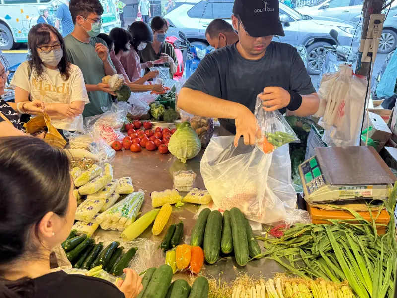 ▲颱風丹娜絲與豪雨造成農產損失，推升蔬菜價格，並帶動肉類與外食價格續漲。（圖／記者葉盛耀攝）