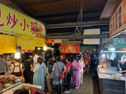 英明黃昏市場的烤鴨攤,是知名的人氣攤。(圖/記者葉盛耀攝) ▲英明黃昏市場的烤鴨攤,是知名的人氣攤。(圖/記者葉盛耀攝)