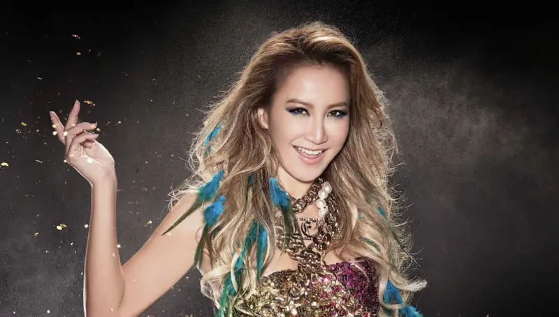 ▲李玟離世兩週年，歌迷在金寶山替她舉辦祝福追思會，豈料在播放在歌曲〈18〉時，電腦竟突然關機，而該曲也恰好是活動主視覺所選照片的時期，讓粉絲淚崩：「她還在。」（圖／COCO李玟台灣歌迷會提供）