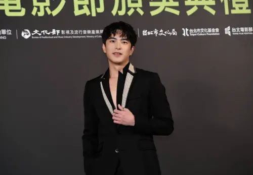 ▲入圍本屆北影最佳男配角的曾敬驊，穿上深V服裝出席頒獎典禮，相當吸睛，但其實裡面有穿背心，並沒有完全「真空」。（圖／記者林柏年攝）