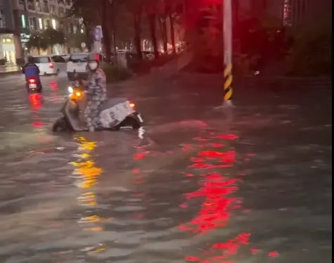 ▲台中5日晚間大雨狂炸,多處路面淹水,水上騎車畫面曝光。(圖/翻攝Threads lizzie.11.25)