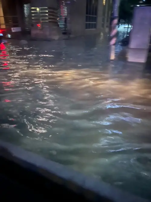 ▲網友提醒，台中台灣大道上整條路都是「拋錨！淹水！」，請大家避開積淹水路段，以免愛車拋錨。（圖／Threads tina_yun.1207授權使用）