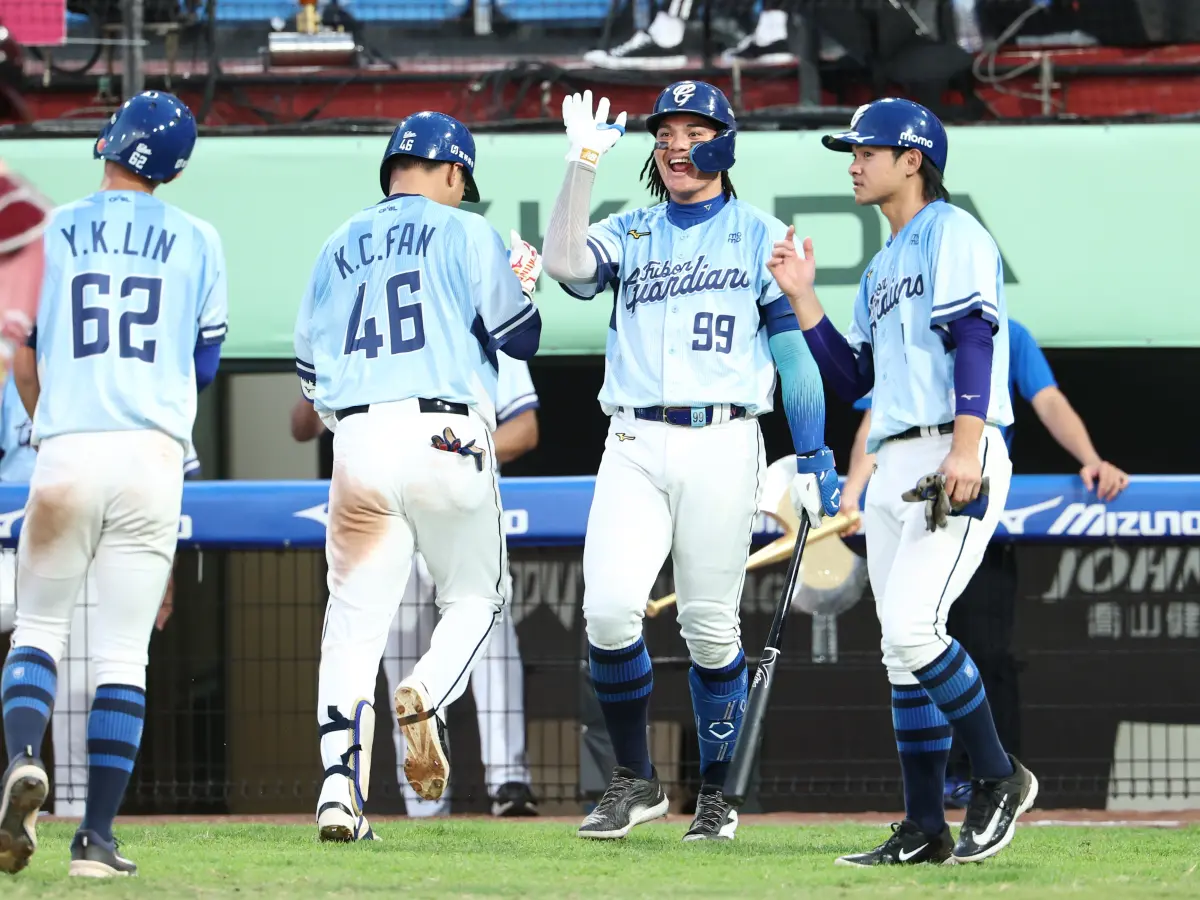 ▲富邦悍將全隊狂敲25安，攻下18分，以18：4輕取樂天桃猿，下半季首勝到手。（圖／富邦悍將提供）