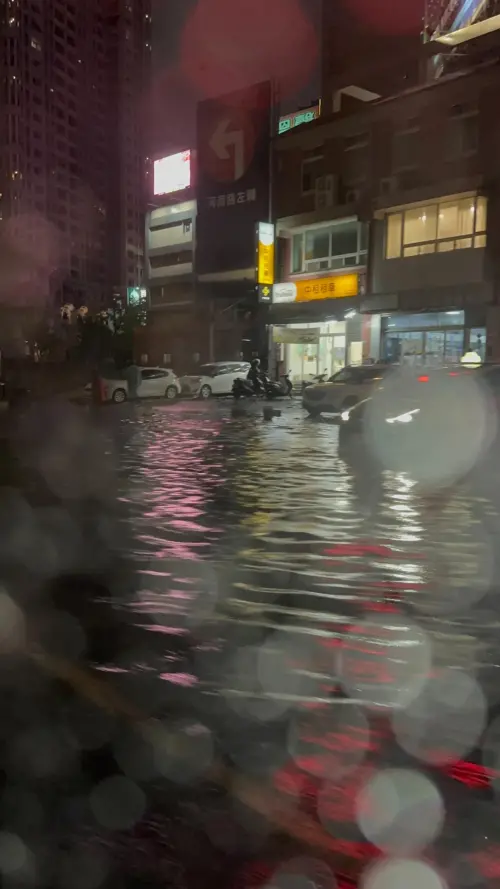 ▲網友提醒，台中台灣大道上整條路都是「拋錨！淹水！」，請大家避開積淹水路段，以免愛車拋錨。（圖／Threads tina_yun.1207授權使用）