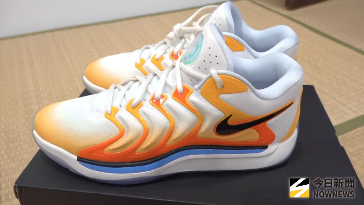 ▲NBA球星Kevin Durant簽名鞋款第17代日出配色大受好評，獲得鞋頭大力推薦。（圖／吳忠育 攝）