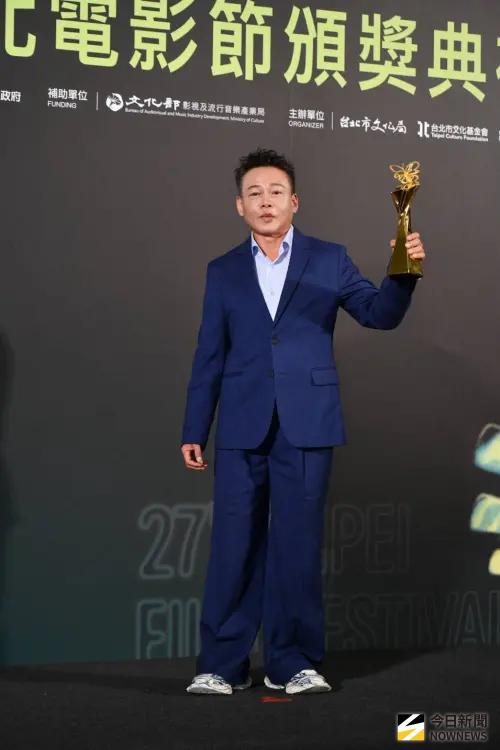 ▲李康生以前曾得過北影影帝，當時拿的是銀獎盃，今年獲得最佳男配角，拿的卻是金獎盃。（圖／記者林柏年攝影）