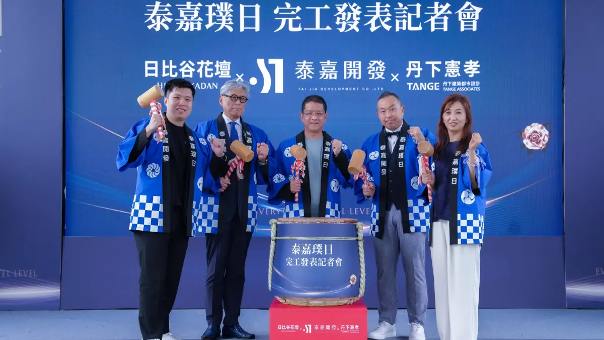 ▲泰嘉開發特助呂維哲（左起）、丹下都市建築設計事務所建築師丹下憲孝、泰嘉開發董事長呂金發、日比谷花壇社長宮島浩彰、日比谷花壇設計師岩尾明美共同為泰嘉三喜臨門進行鏡開儀式。（圖／泰嘉開發提供）