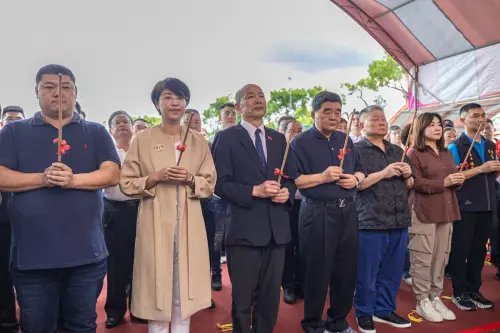 韓國瑜金句「一寸光陰一寸金」 罷團惡搞「爬樹抓蚊子發神經」 ▲韓國瑜今出席「2025全國城隍聯誼大會師」時,再喊「一寸光陰一寸金,罷免原來發神經」。(圖/南投縣政府提供,2025.07.05)