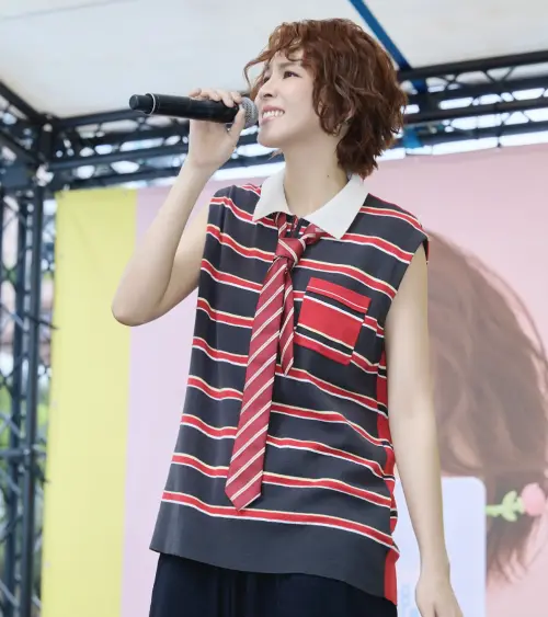 曾沛慈演唱夯曲〈數到十〉時,台下粉絲大聲合唱,她讚賞粉絲很厲害。(圖/華研國際提供) ▲曾沛慈演唱夯曲〈數到十〉時,台下粉絲大聲合唱,她讚賞粉絲很厲害。(圖/華研國際提供)