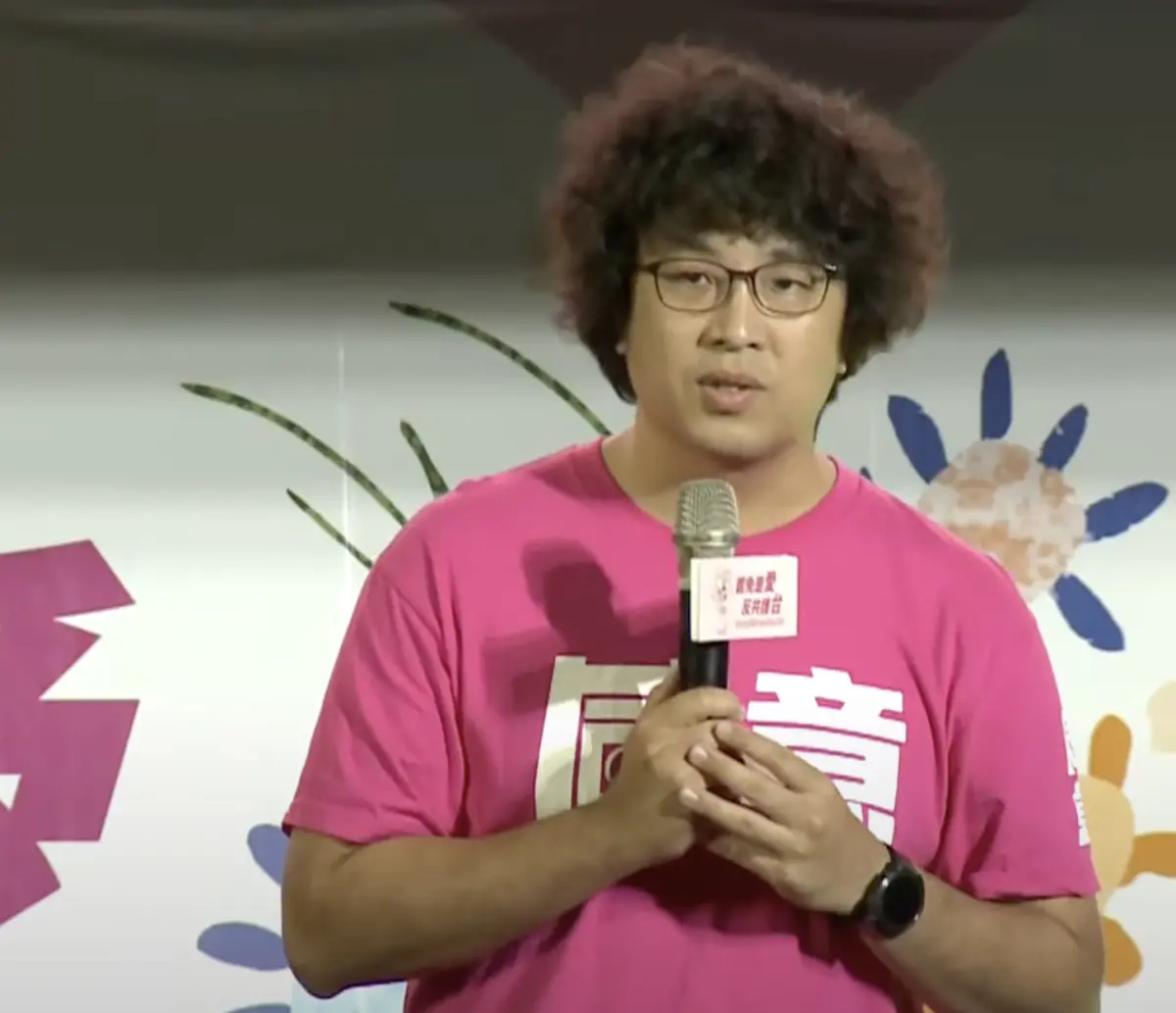 ▲民進黨立委沈伯洋今（5）日現身「罷免是愛·反共護台」晚會，是唯一黨籍代表。（圖／翻攝畫面）