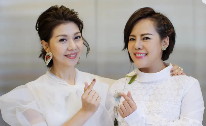 ▲于子育（左）過去曾用藝名「琇琴」和錦雯組「錦繡二重唱」，3度入圍金曲獎，偶像劇《命中註定我愛你》的插曲就是她們唱的。（圖／翻攝自臉書）