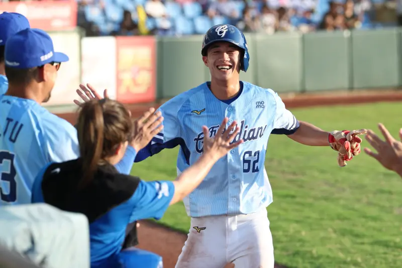 ▲富邦悍將林岳谷昨日發生單局2次失誤，賽後遭到網友惡意辱罵，今日球團與經紀公司發出聲明，將進行蒐證，並追究其民事、刑事責任。（圖／富邦悍將提供）
