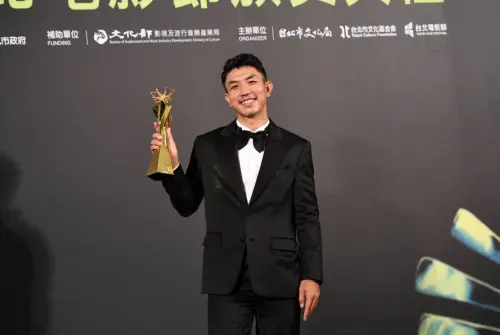 ▲泰國男星萬洛隆甘迦以《白衣蒼狗》獲得本屆北影最佳男主角大獎,表情充滿喜悅,他也透露獎盃帶回泰國想要放在房間的櫃子上。(圖/記者林柏年攝) ▲泰國男星萬洛隆甘迦以《白衣蒼狗》獲得本屆北影最佳男主角大獎,表情充滿喜悅,他也透露獎盃帶回泰國想要放在房間的櫃子上。(圖/記者林柏年攝)