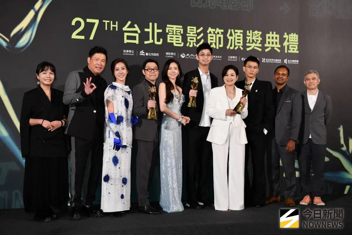 ▲第27屆台北電影節「最佳劇情長片」由《小雁與吳愛麗》奪下，主要演員群及製片苗華川等人上台領獎，《NOWNEWS今日新聞》整理出這次獎項呈現「分豬肉」的局勢，《小雁與吳愛麗》、《鬼才之道》、《白衣蒼狗》及《大風之島》各別都拿下3大獎。（圖／記者林柏年攝）