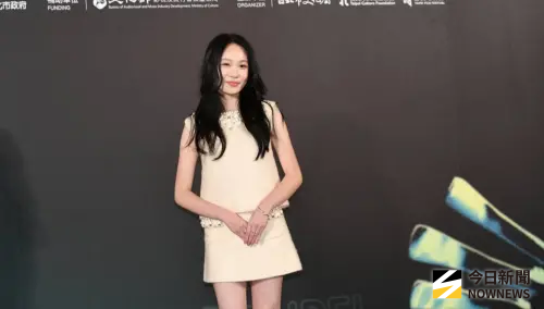 ▲林品彤以米白色短洋裝現身北影，活潑又不失氣質。（圖／特約攝影林柏年攝）