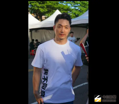 ▲藍營5日下午在台北市政府前廣場舉辦反惡罷大型宣講活動，台北市長蔣萬安身穿「不同意罷免」T恤出席。（圖／記者呂炯昌攝，2025.07.05）