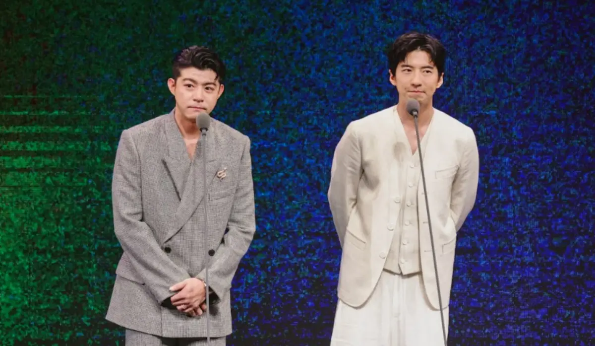 ▲王柏傑（左）去年因酒駕撞車事件重創演藝生涯，如今回歸北影重新擔任頒獎人，豈料卻被傅孟柏（右）舊事重提，讓他尷尬喊道：「孟柏真的很不會聊天。」（圖／台北電影節提供）