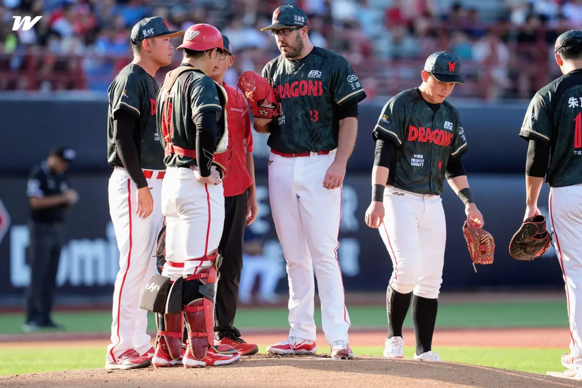 ▲味全龍上半季靠3洋投以及伍鐸穩定發揮，本土徐若熙與曹祐齊也展現壓制力，投手失分為全聯盟最低，但貧打問題嚴重，導致好的陣容、數據，卻無法反映在戰績上。（圖／味全龍提供）