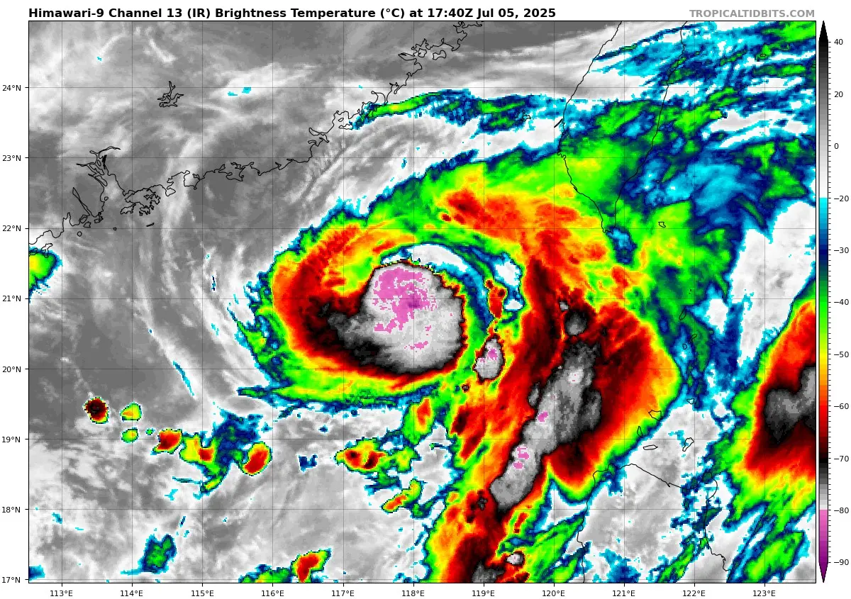 ▲今年第4號颱風丹娜絲北上中，路徑今天最靠近台灣，全台風雨明顯，要注意豪雨、大雨等級的降雨。（圖／取自tropicaltidbits）