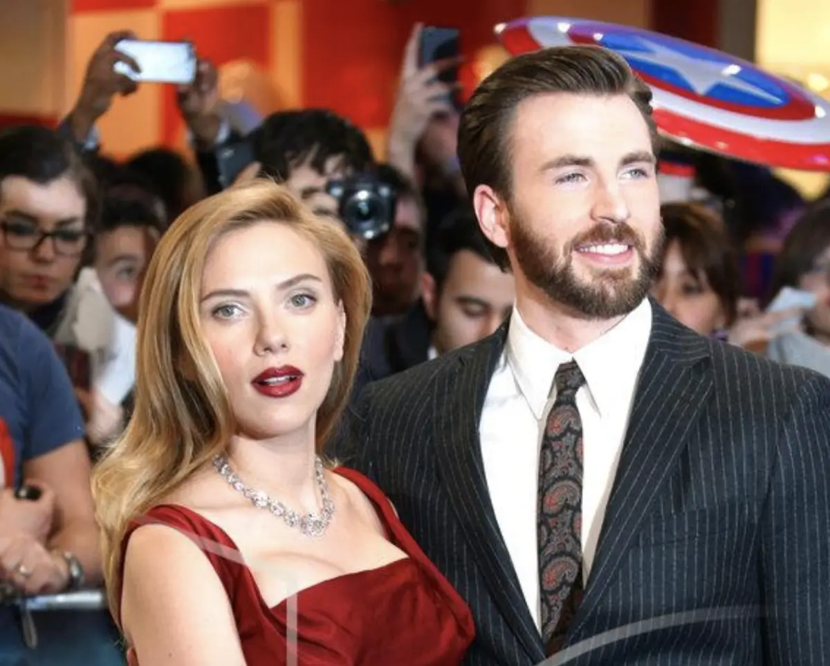 ▲曾在漫威英雄片扮演「黑寡婦」的史嘉蕾喬韓森（左），與「美國隊長」克里斯伊凡相識多年，始終只是異性知己，沒有擦出過浪漫火花，她反而曾與「死侍」萊恩雷諾斯結過婚。（圖／美聯社／達志影像）