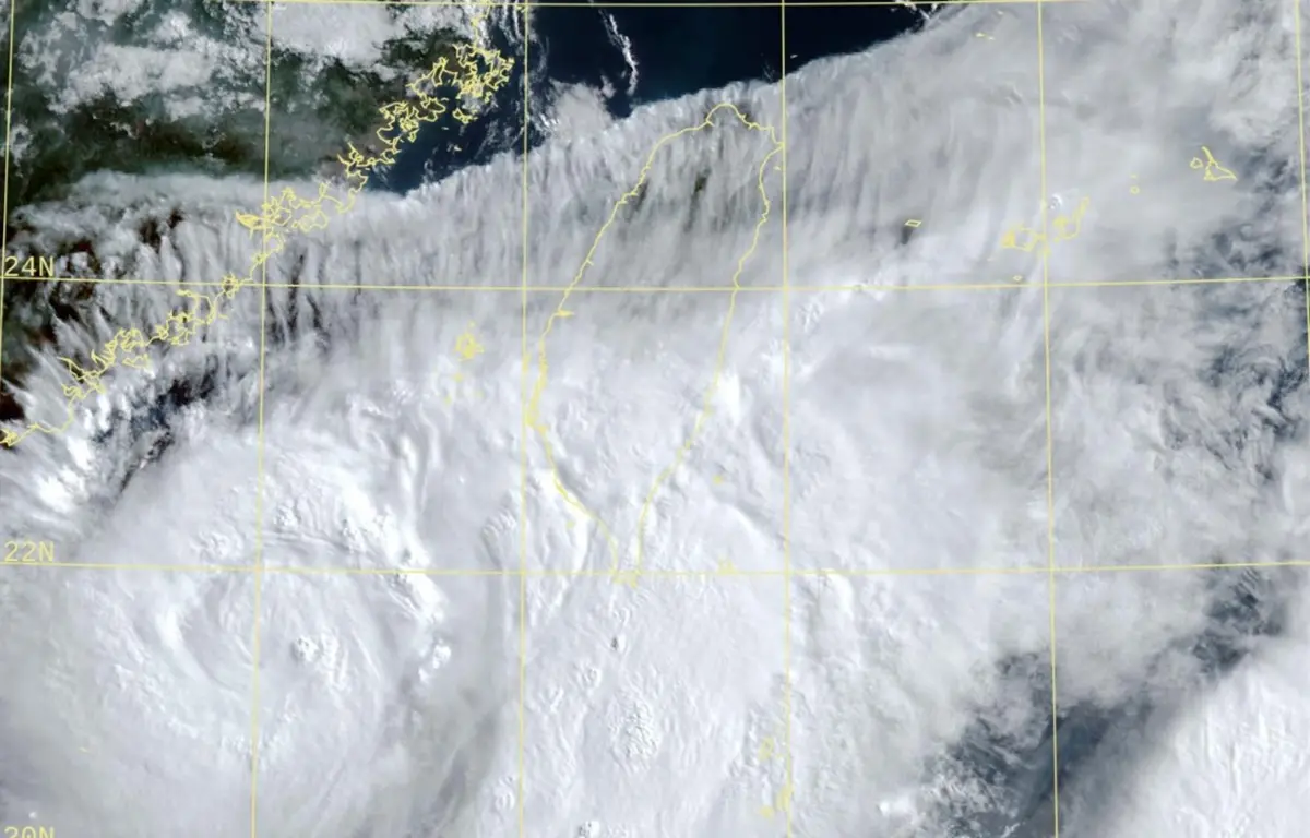▲丹娜絲颱風逼近台灣，今日凌晨颱風暴風圈擴大，氣象專家林得恩指出丹娜絲颱風強度逼近輕颱頂標，最新路徑（圖／中央氣象署）