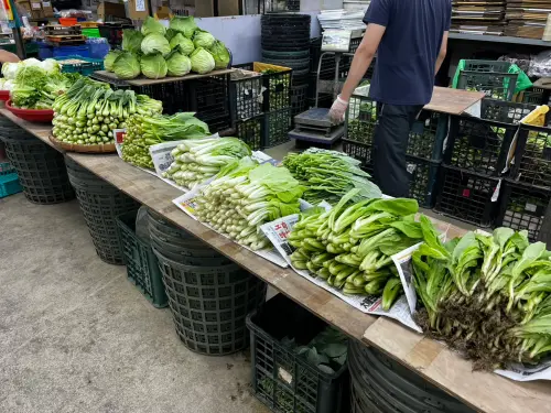 直擊／颱風還沒來菜就被搶光！1蔬菜暴漲翻倍　婆媽傻眼：太離譜
