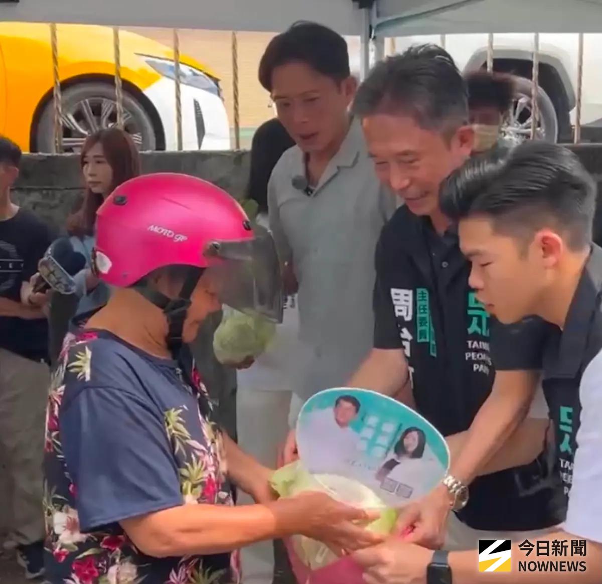 ▲民眾黨主席黃國昌與新北市黨部主委周台竹，到汐止發送高麗菜支持農民。（圖／記者林詠青攝，2025.07.06）