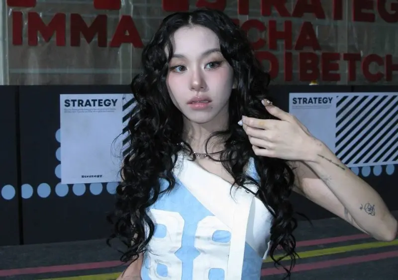 TWICE彩瑛、Zion.T約會遭目擊！濟州島散步　粉絲驚：根本拍電影