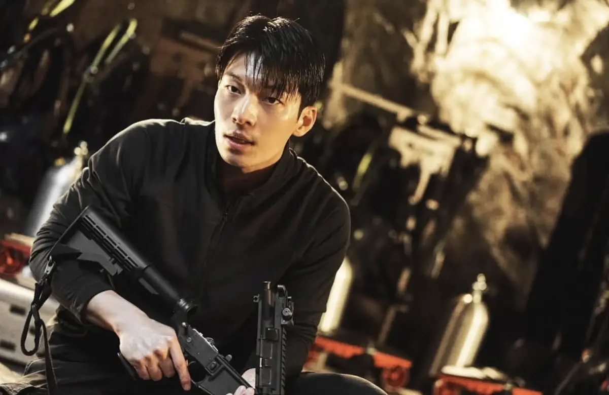 ▲韓星魏嘏雋出演《魷魚遊戲》警察一角爆紅，沒想到這個角色在第三季的表現卻很差，還被封為「最廢角色」，對此本人出現回覆了。（圖／魏嘏雋IG）