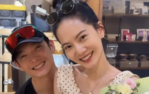 ▲曾之喬（右）在拍業配時找場景，結果在咖啡廳遇到老公辰亦儒，直接坐在老公大腿上放閃，超甜蜜。（圖／翻攝自曾之喬IG）