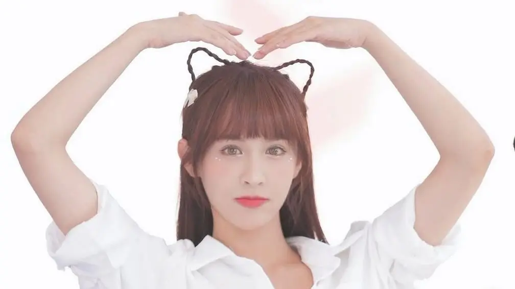 ▲中信兄弟台、泰混血女神啾啾（如圖）日前被拍到與「冰島貓男」陳晨威約會並過夜，昨（5）日首度在IG發文，留言區有人留言「陳太太」，意外釣出本尊親回：「你是第一個！」疑似間接認愛。（圖／翻攝自啾啾IG）