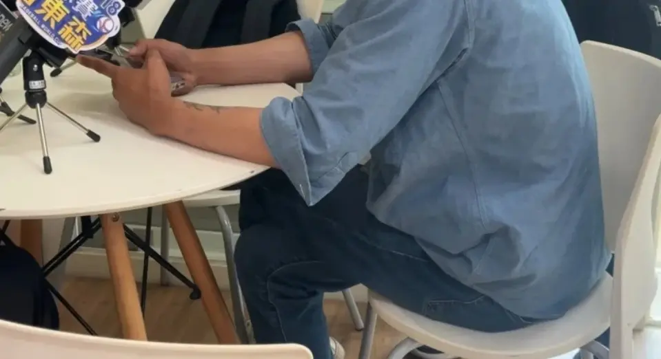 ▲胡姓男子認識豐原一家五口案中王家的姊姊，並出面提供證據給警方證明死者大姊曾表示過去兩個月已籌措數筆金額還債。（圖／翻攝畫面）