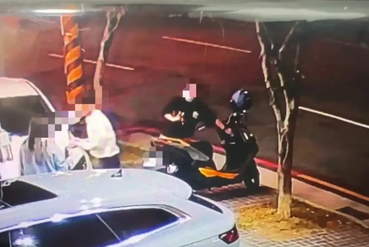 ▲監視器拍到王家姊妹6月23日晚間進入當鋪典當車輛身影。（圖／翻攝畫面）