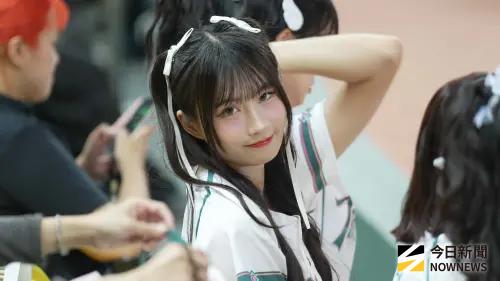 台鋼啦啦隊陽光系女孩一粒、空靈系美少女李樂！高雄雙星閃耀中職
