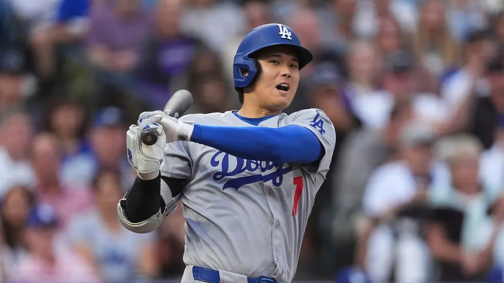 ▲日本球星大谷翔平在本季終於回歸二刀流，也逐漸展現投球端的壓制力，不過打擊端卻呈現下滑的趨勢，本季敲出38轟已經停留了7場，也遭到費城人明星重砲史瓦伯（Kyle Schwarber）40轟超越，對此《洛杉磯時報》記者哈里斯（Jack Harris）報導稱，從數據面觀察，二刀流確實影響了大谷的打擊表現。（圖／美聯社／達志影像）