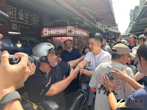 ▲台北市長蔣萬安連續兩週合體國民黨立委王鴻薇到市場掃街。（圖／記者林怡昕攝，2025.07.06）