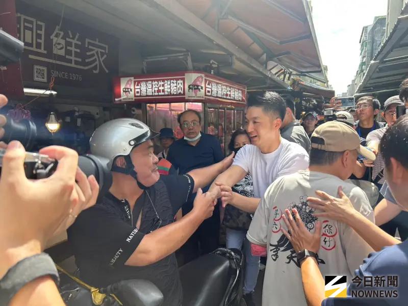 ▲支持者騎著機車也要和蔣萬安握手。（圖／記者林怡昕攝，2025.07.06）