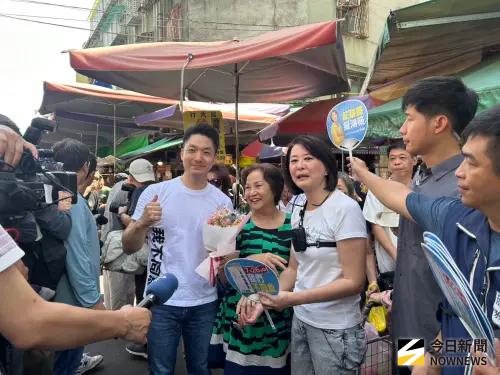 ▲台北市長蔣萬安連續兩週合體國民黨立委王鴻薇到市場掃街。（圖／記者林怡昕攝，2025.07.06）