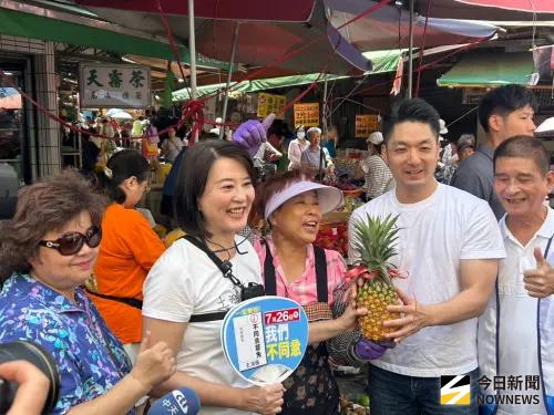 ▲台北市長蔣萬安連續兩週合體國民黨立委王鴻薇到市場掃街。（圖／記者林怡昕攝，2025.07.06）